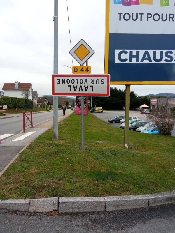 panneau-retourne-laval-sur-Vologne