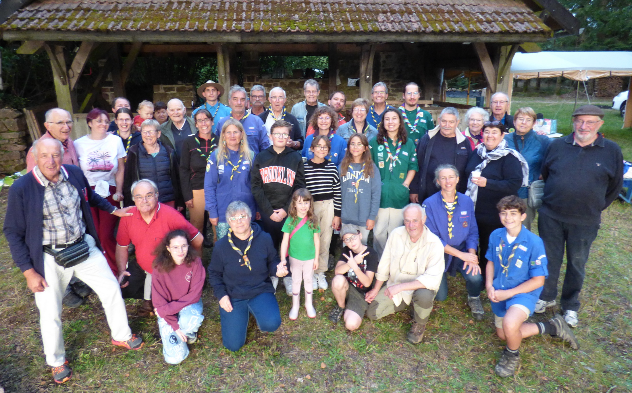 JCB N°979 Photo de famille des Scouts et Guides lors de la rencontre