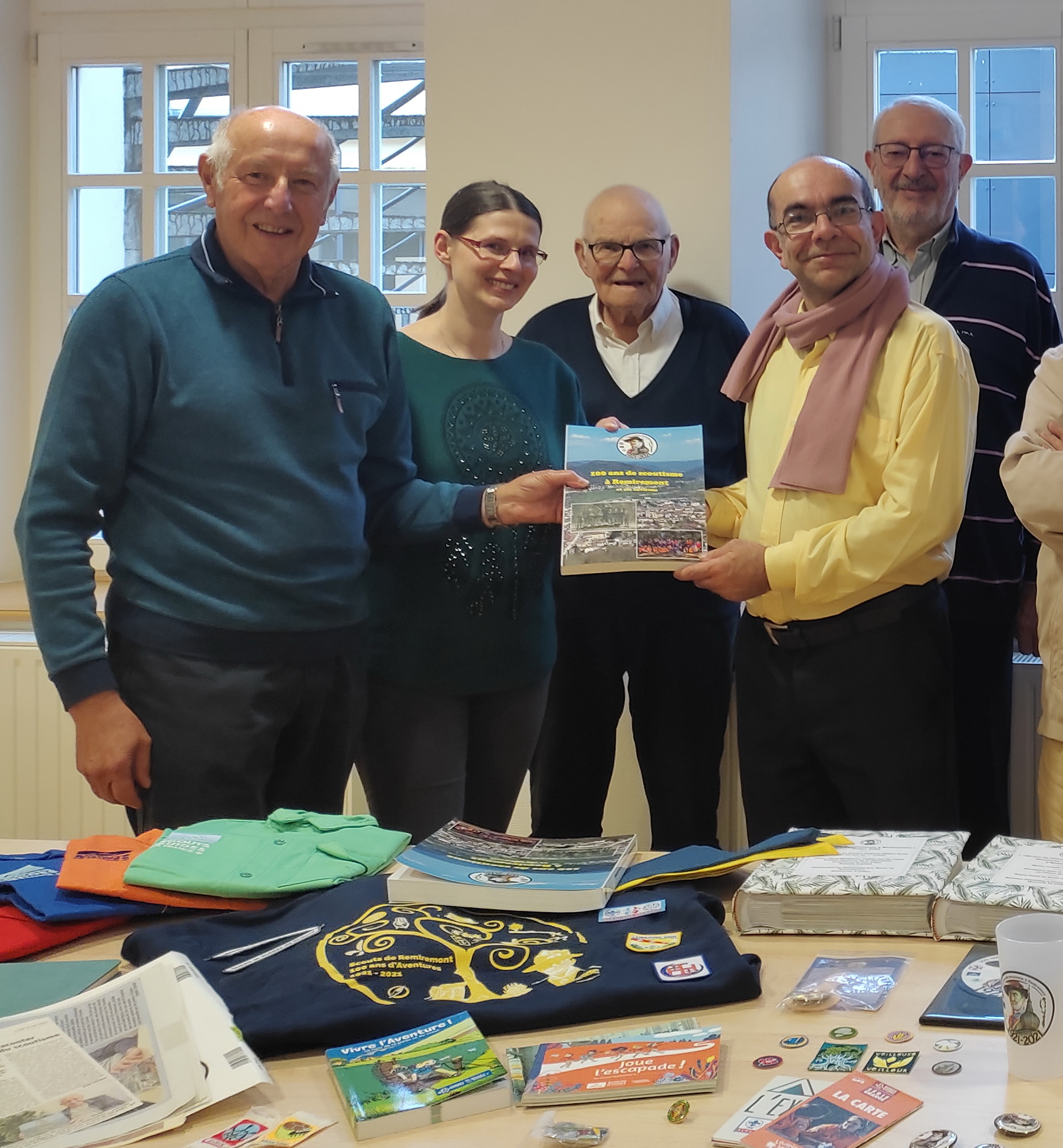 JCB N°030 Remise du livre « 100 ans de scoutisme à Remiremont » au président de la Société d’Histoire locale