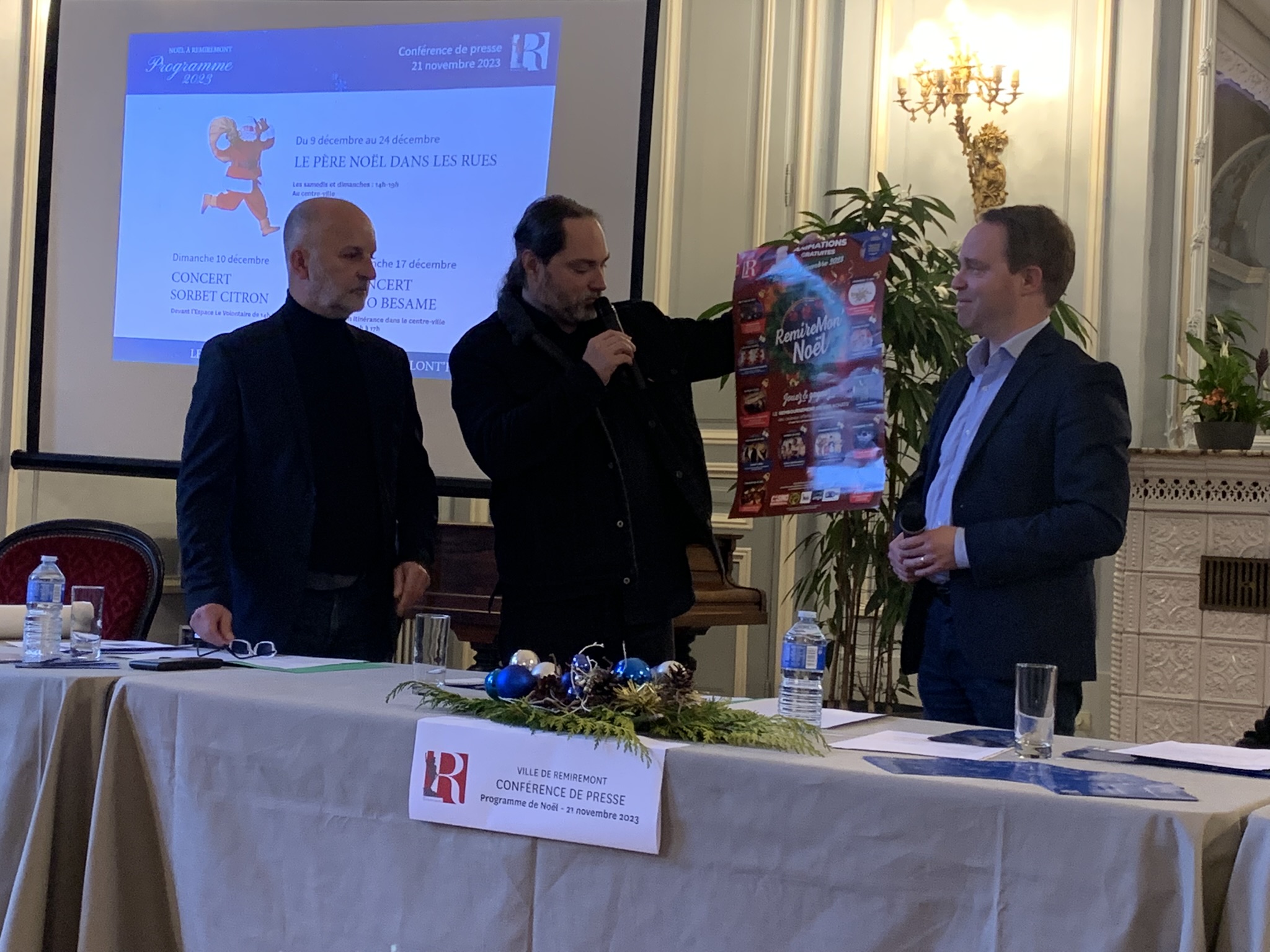 L'association des commerçants présente l'affiche de son opération, Remiremon'Noël 
