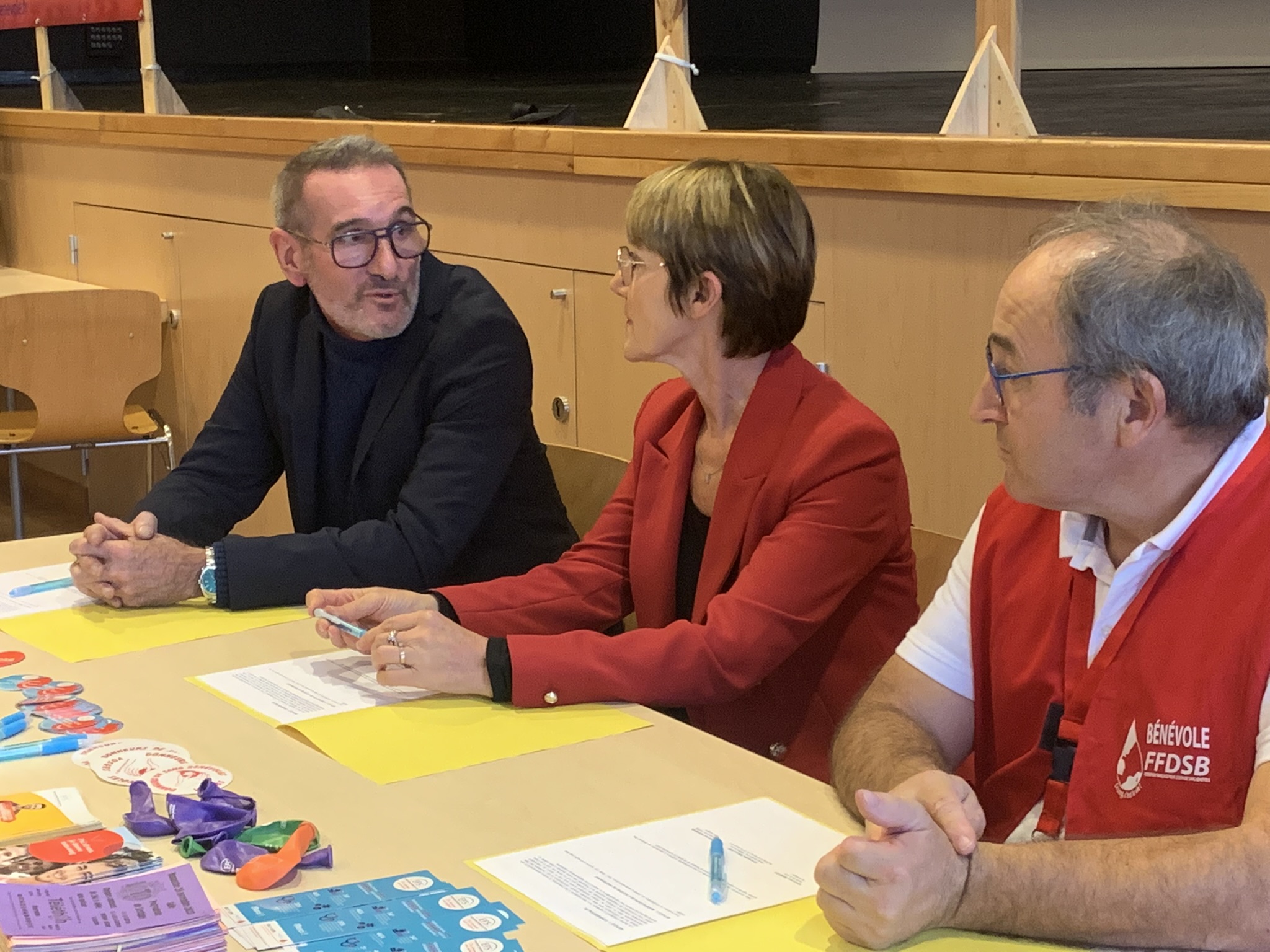 Christophe Brullard (à gauche), Véronique Marcot (au centre) et Michel Peureux (à gauche) ont signé ce vendredi la convention de partenariat/Photo J.C 