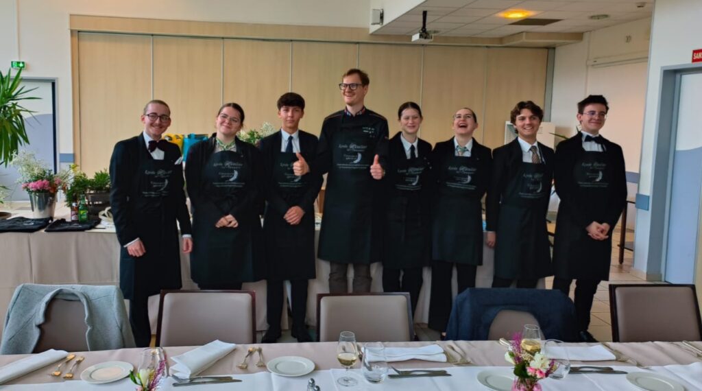 Lenny (à gauche sur la photo) avec les autres candidats et le parrain de l’édition 2024